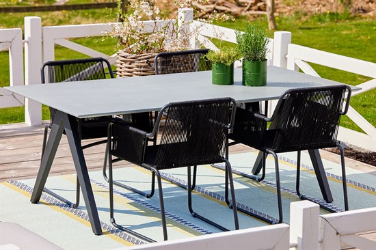 friis furniture - Anton Table/bord - længde 200 cm - Fibercement og galvaniseret sorte ben